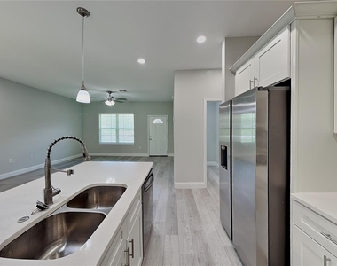 3212 W Marie Drive - Photo Thumbnail 2