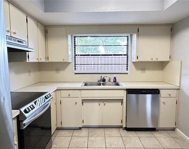 1026 Medinah Drive - Photo Thumbnail 3