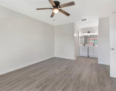 501 Hunter Circle - Photo Thumbnail 19