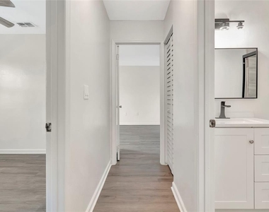 501 Hunter Circle - Photo Thumbnail 23
