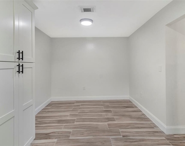 501 Hunter Circle - Photo Thumbnail 12