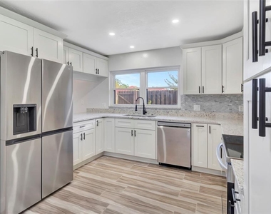 501 Hunter Circle - Photo Thumbnail 15