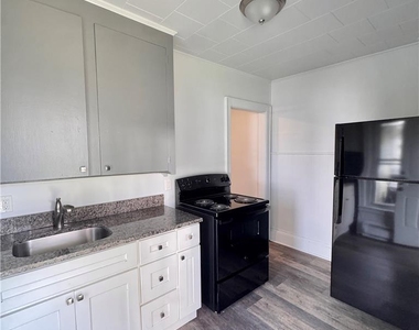 1049 W Tilghman Street - Photo Thumbnail 9