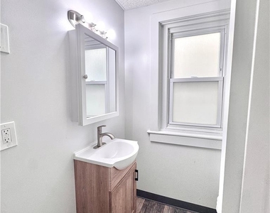1049 W Tilghman Street - Photo Thumbnail 6