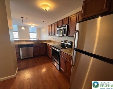 528 N New Street - Photo Thumbnail 3