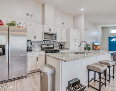 14724 Charles Foster Avenue - Photo Thumbnail 6