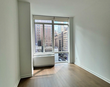 5th Avenue (31ST & 32ND ST) - Photo Thumbnail 6