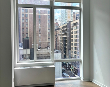 5th Avenue (31ST & 32ND ST) - Photo Thumbnail 8