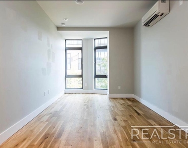 185 Leonard Street - Photo Thumbnail 4
