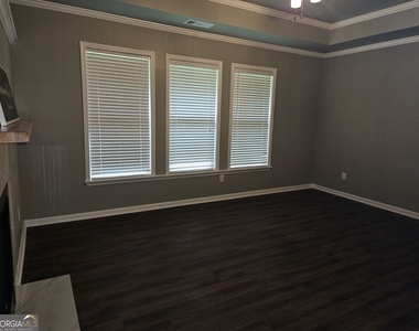 536 Longwood Place - Photo Thumbnail 2