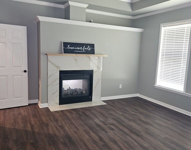 536 Longwood Place - Photo Thumbnail 3