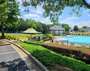 536 Longwood Place - Photo Thumbnail 8