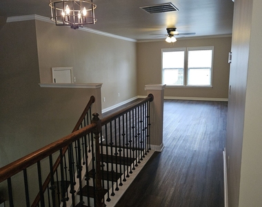 536 Longwood Place - Photo Thumbnail 5
