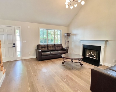 417 Hillcrest Common - Photo Thumbnail 5