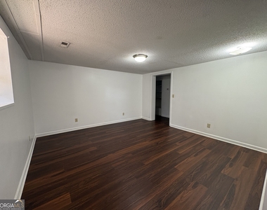 1457 Railroad Avenue - Photo Thumbnail 3