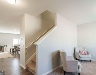 449 Mccall Way - Photo Thumbnail 4