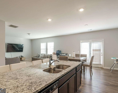 449 Mccall Way - Photo Thumbnail 9