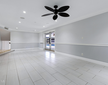 1627 E Fremont Drive - Photo Thumbnail 12