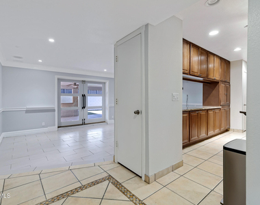 1627 E Fremont Drive - Photo Thumbnail 8