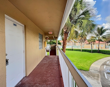 889 Twin Lakes Drive - Photo Thumbnail 2