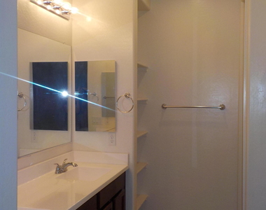 918 E Locust Lane - Photo Thumbnail 6