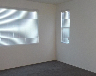 918 E Locust Lane - Photo Thumbnail 5