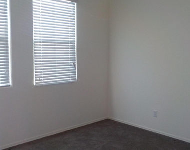 918 E Locust Lane - Photo Thumbnail 8