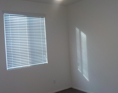 918 E Locust Lane - Photo Thumbnail 9