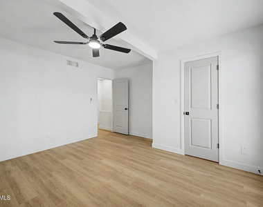 2223 S Mcclintock Drive - Photo Thumbnail 9