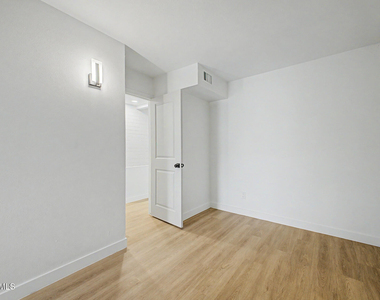 2223 S Mcclintock Drive - Photo Thumbnail 17