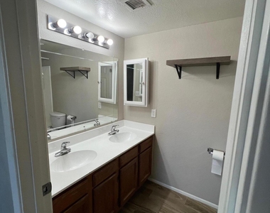 5819 N 59th Drive - Photo Thumbnail 8