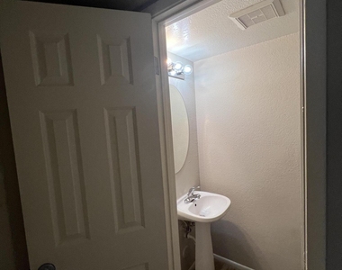 5819 N 59th Drive - Photo Thumbnail 4