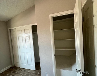 5819 N 59th Drive - Photo Thumbnail 10