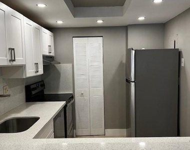 8060 N Colony Circle N - Photo Thumbnail 3
