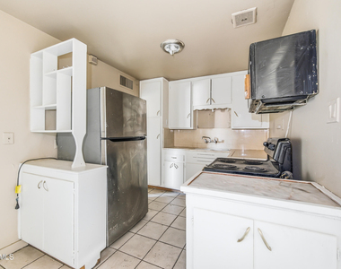 6532 N 19th Drive - Photo Thumbnail 7