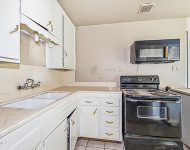 6532 N 19th Drive - Photo Thumbnail 9