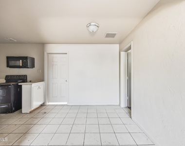 6532 N 19th Drive - Photo Thumbnail 5