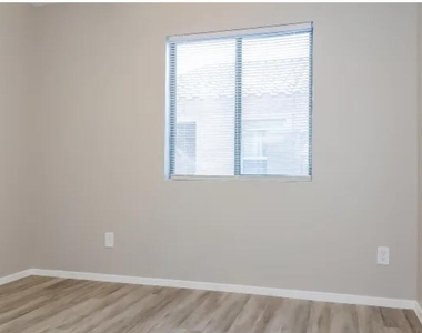 5448 S 237th Lane - Photo Thumbnail 9