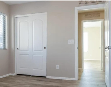 5448 S 237th Lane - Photo Thumbnail 6