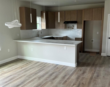 210 Mineral Wells Street - Photo Thumbnail 3