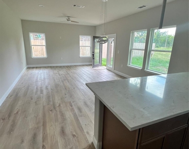210 Mineral Wells Street - Photo Thumbnail 5