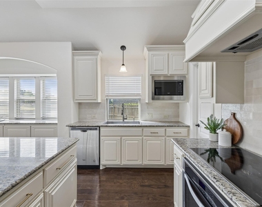 500 Cottage Place - Photo Thumbnail 5