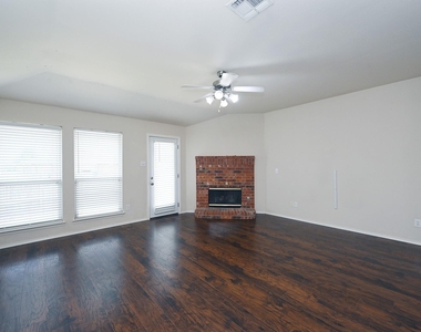 3924 Palace Place - Photo Thumbnail 4