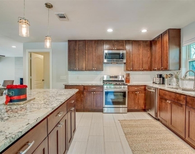 2824 W Kiest Boulevard - Photo Thumbnail 9