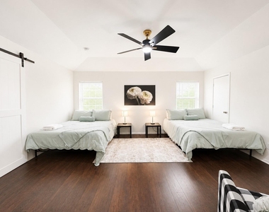202 N Graves Street - Photo Thumbnail 4