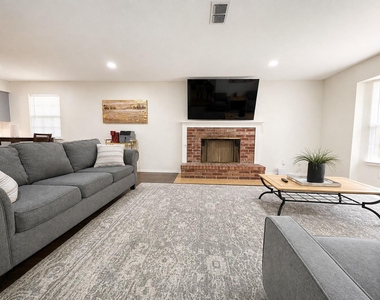 202 N Graves Street - Photo Thumbnail 2