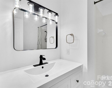 18755 Vineyard Point Lane - Photo Thumbnail 34