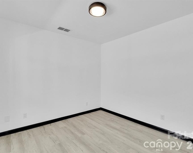 18755 Vineyard Point Lane - Photo Thumbnail 36