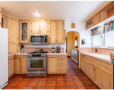 424 W 11th - Photo Thumbnail 7