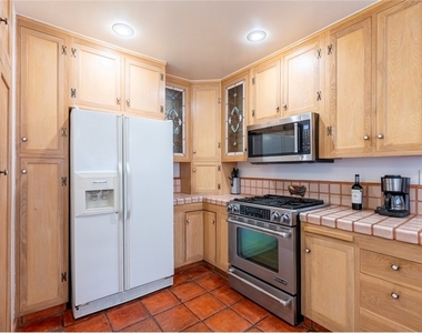 424 W 11th - Photo Thumbnail 8